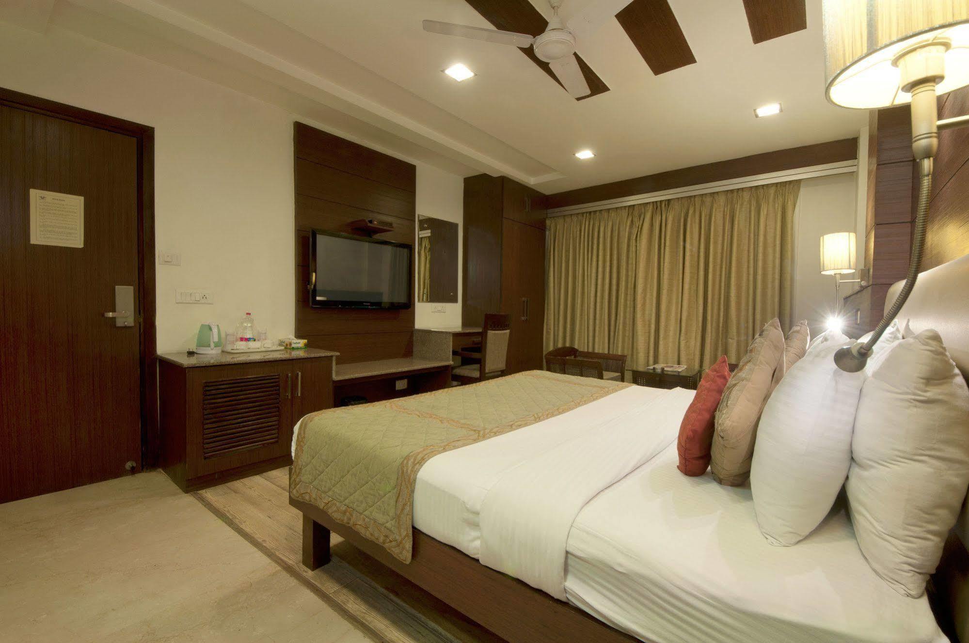 Hotel Amaltas International - Delhi-16 New Delhi Exterior photo